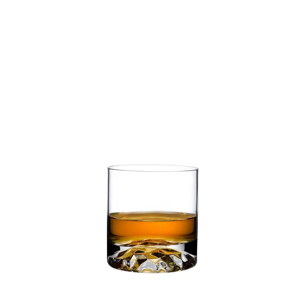 Verre à whisky original transparent avec effet ondulé et fond sculpté, rempli de whisky ambré, présenté sur un fond blanc. Design élégant et sophistiqué pour une expérience de dégustation raffinée.