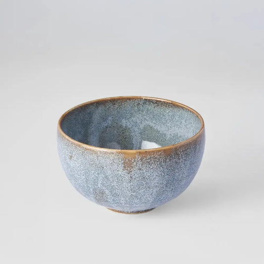 Bolée de cidre en céramique, finition artisanale avec un émaillage bleu moucheté et un rebord brun doré. Un design authentique inspiré des traditions, idéal pour déguster un cidre ou toute autre boisson. Présentée sur fond blanc pour mettre en valeur ses textures et son élégance.