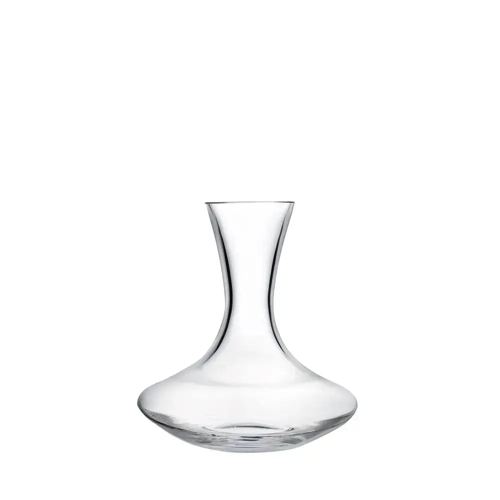 Carafe à vin en cristal transparent avec un design élégant et épuré. Son col étroit et sa base large permettent une aération optimale du vin. Présentée sur un fond blanc.