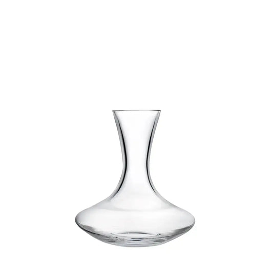 Carafe à vin en cristal transparent avec un design élégant et épuré. Son col étroit et sa base large permettent une aération optimale du vin. Présentée sur un fond blanc.