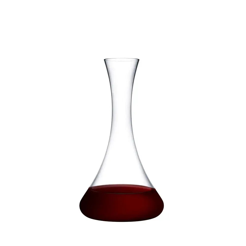 Carafe à vin en verre transparent avec une base large et un col fin. Partiellement remplie de vin rouge, elle est conçue pour améliorer l’aération et révéler les arômes du vin.