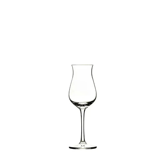 Verre tulipe à cognac vide sur fond blanc, mettant en valeur sa forme élégante et élancée.