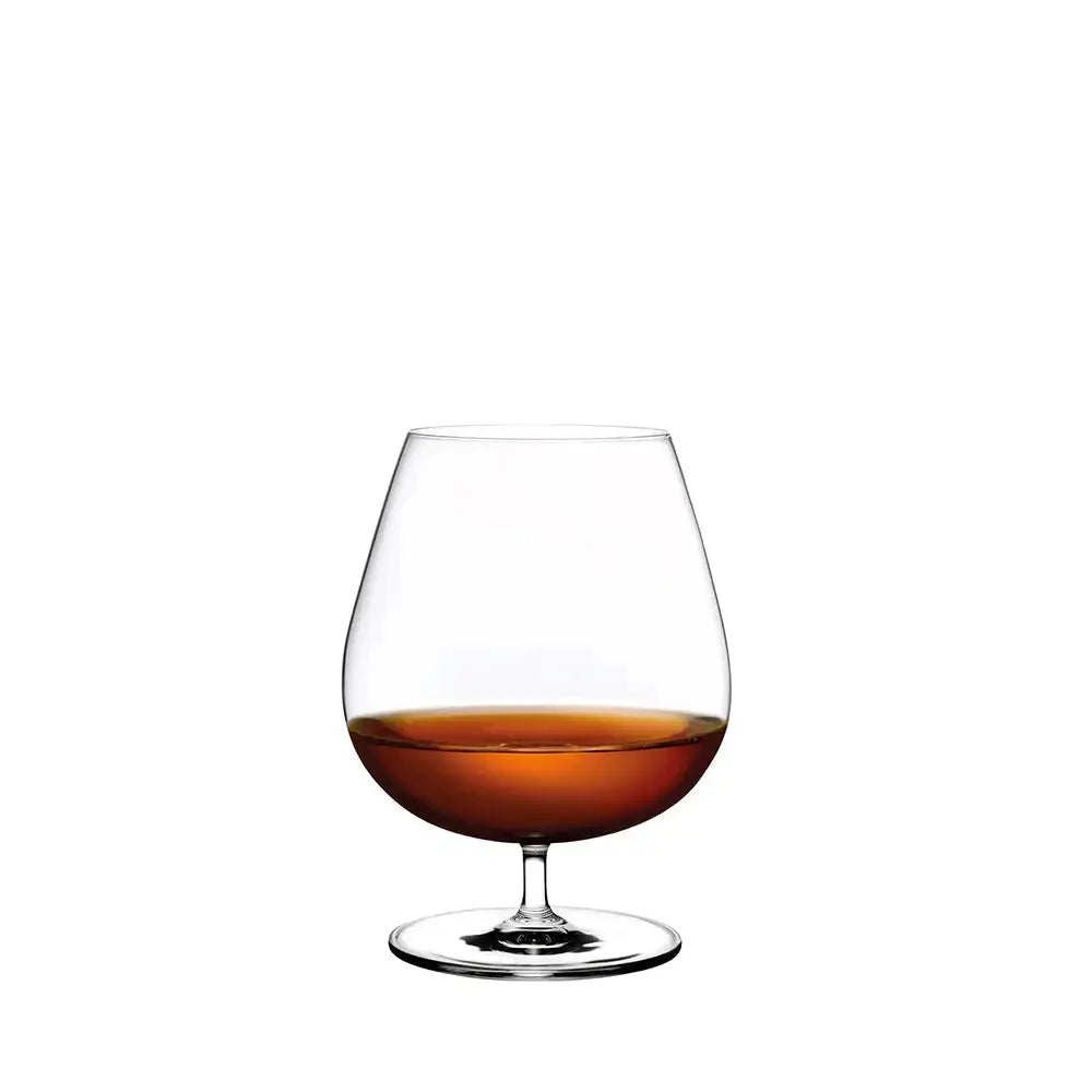 Verre à cognac ballon rempli, présenté sur fond blanc pour une vue produit nette.
