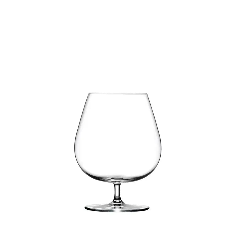Verre à cognac ballon vide sur fond blanc, vue produit claire et minimaliste.
