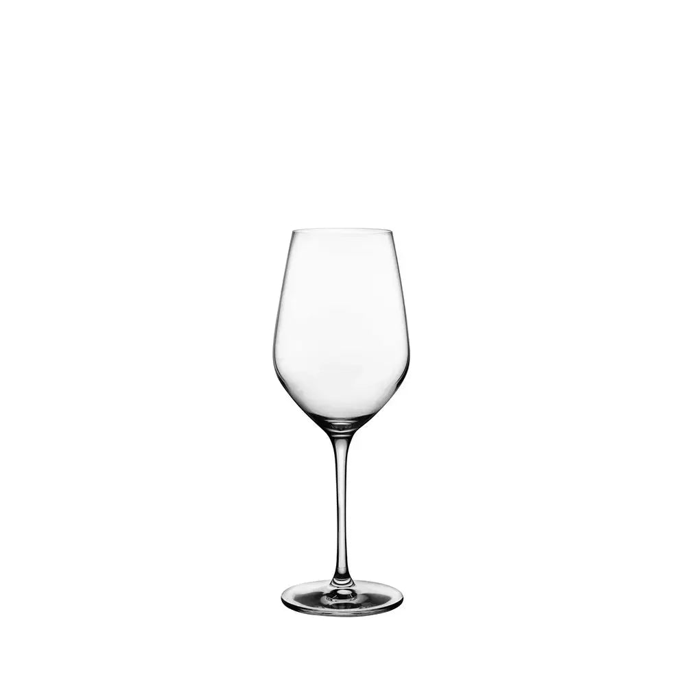 Verre à vin universel en cristal sur fond blanc, parfait pour la dégustation de vins rouges et blancs.