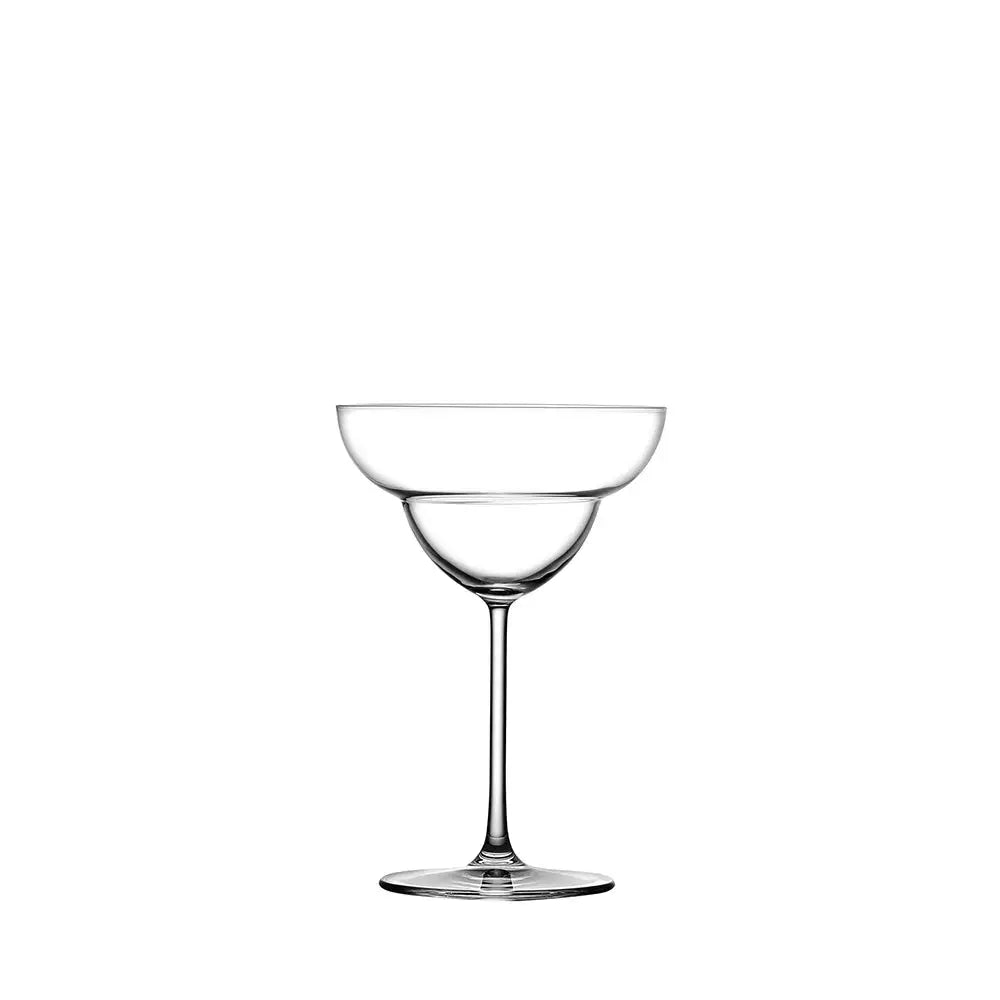 Verre à Margarita transparent en cristal, au design élégant avec une large ouverture et un pied fin, présenté sur fond blanc. Idéal pour la dégustation de cocktails raffinés.