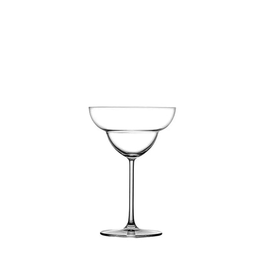 Verre à Margarita transparent en cristal, au design élégant avec une large ouverture et un pied fin, présenté sur fond blanc. Idéal pour la dégustation de cocktails raffinés.