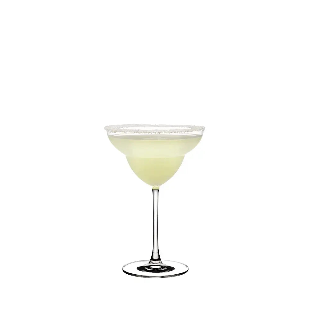 Verre à Margarita transparent rempli d'un cocktail jaune pâle, avec un bord givré au sel. Présenté sur fond blanc, idéal pour sublimer la dégustation de Margaritas et autres cocktails raffinés.