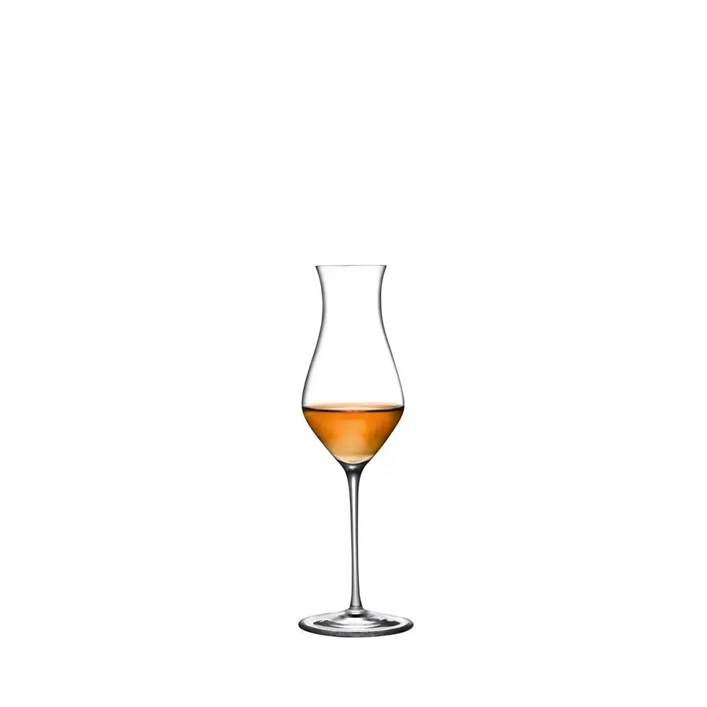 Verre à dégustation de whisky rempli, sur fond blanc, idéal pour sublimer les arômes des spiritueux fins comme le whisky, cognac ou rhum.