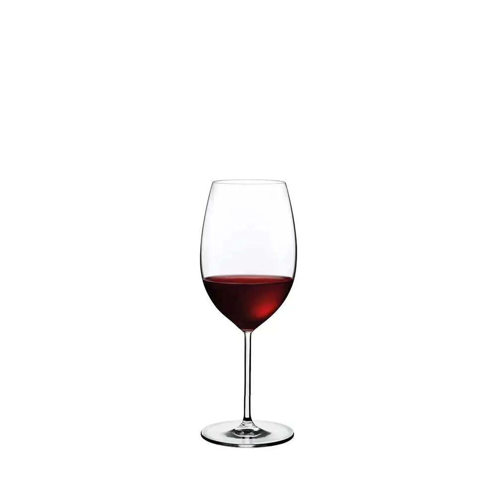 Verre à vin Bordeaux rempli de vin rouge, sur fond blanc.