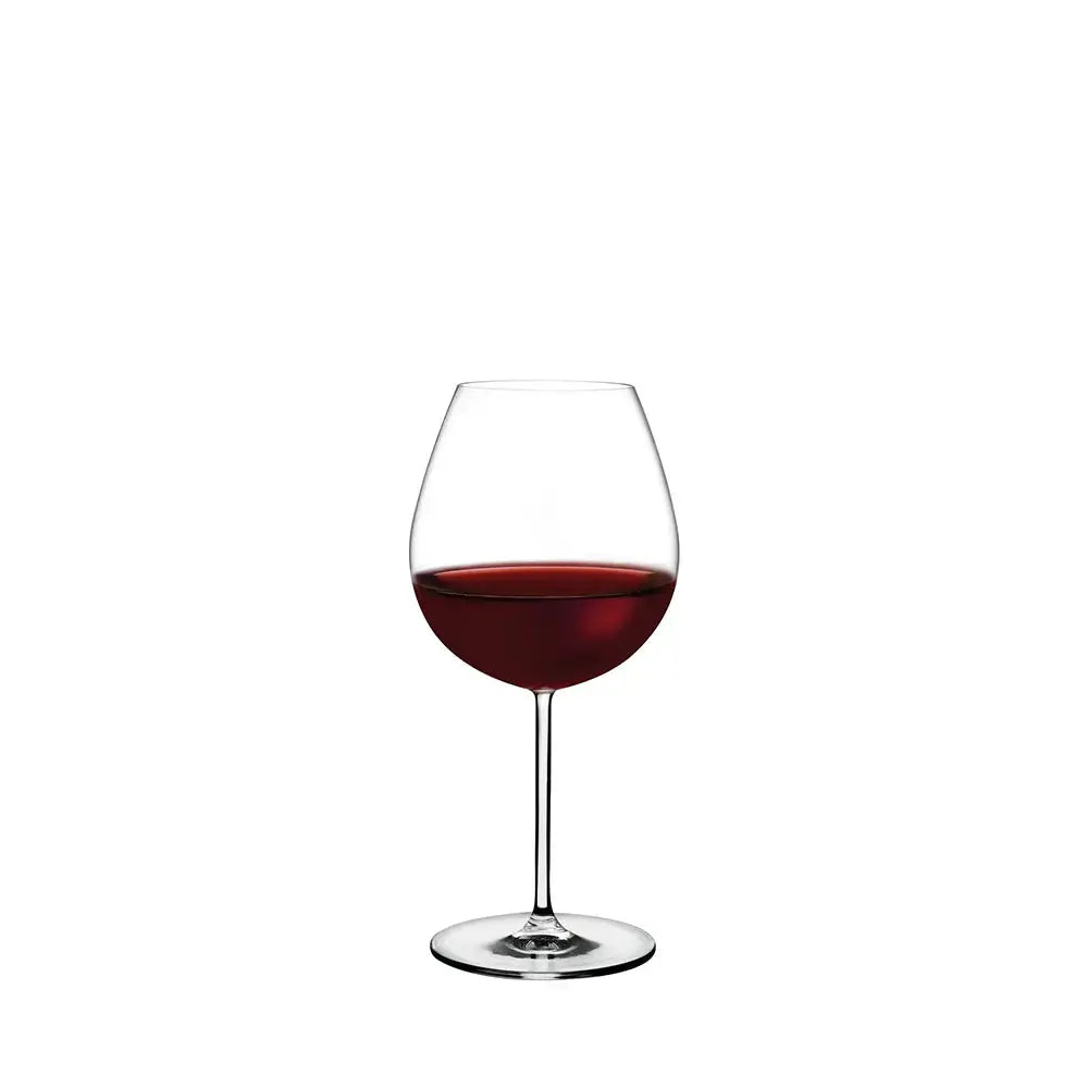 Verre à vin pour Bourgogne rempli de vin rouge, au design élégant et arrondi, sur fond blanc.