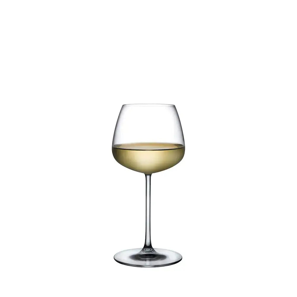 Verre à vin pour Chardonnay en cristal transparent, partiellement rempli de vin blanc, avec un pied fin et une large paraison, présenté sur un fond blanc.