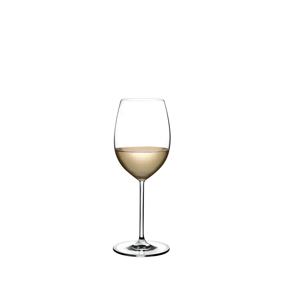 Verre à vin élégant rempli de Sauvignon Blanc, sur fond blanc épuré. Design raffiné idéal pour la dégustation.