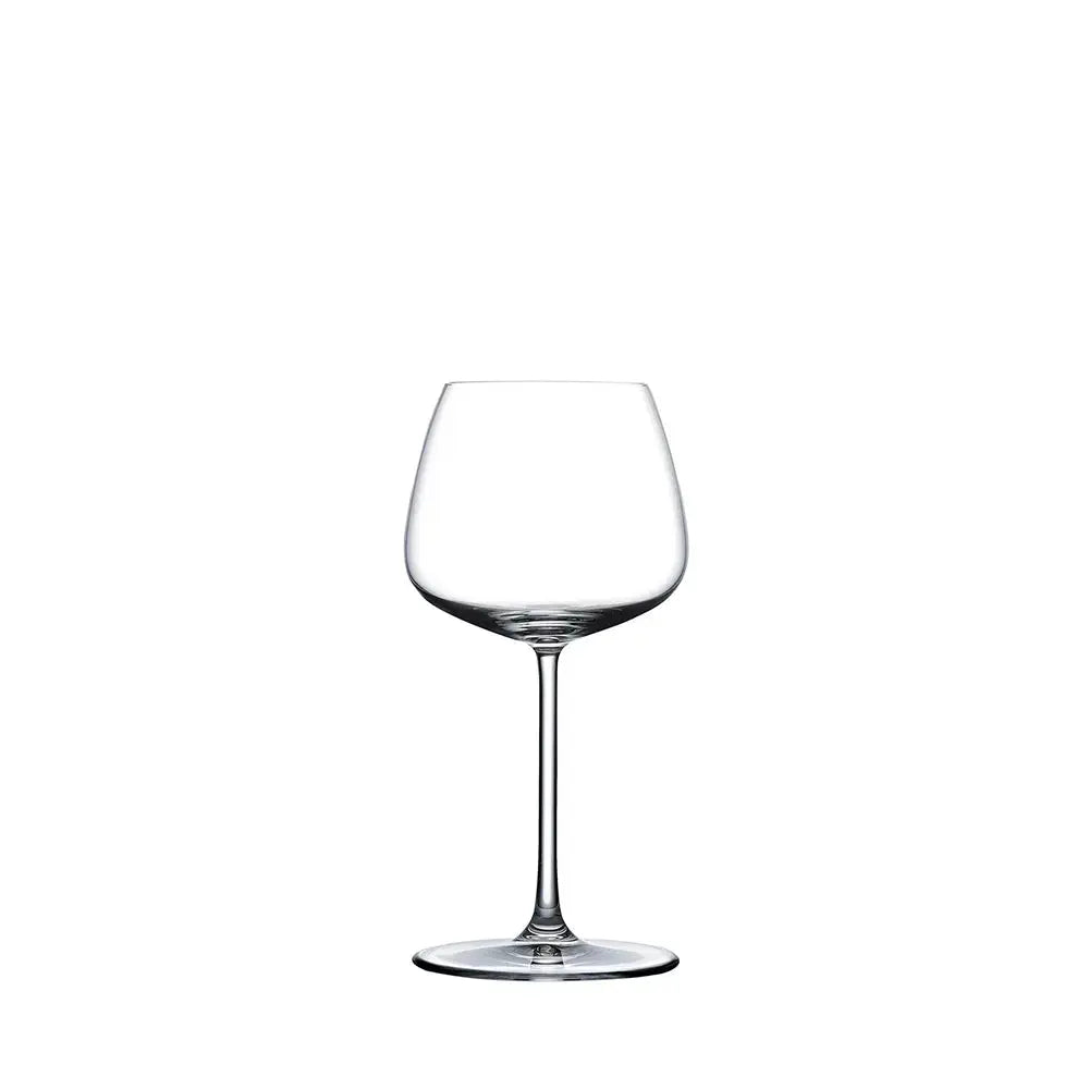 Verre à vin Chardonnay en cristal transparent, au design élégant avec un pied fin et une large paraison, présenté sur un fond blanc.