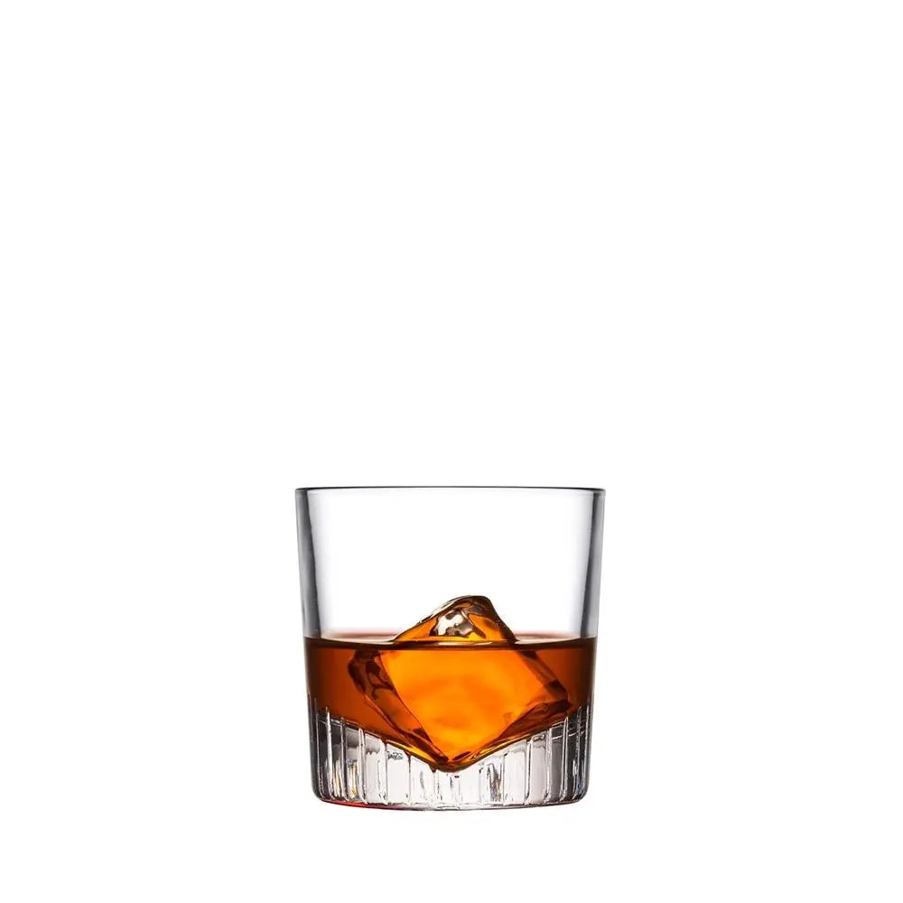 Verre à whisky Caldera en cristal transparent, contenant un whisky ambré avec un grand glaçon sculpté. Design élégant avec une base texturée et une silhouette moderne.