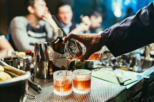 Élément d'un kit pour cocktails utilisé devant des clients pendant le service de leurs verres. 