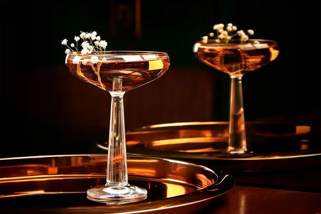 Verres art deco design sur un plateau doré. Deux verres de martini style art deco. 