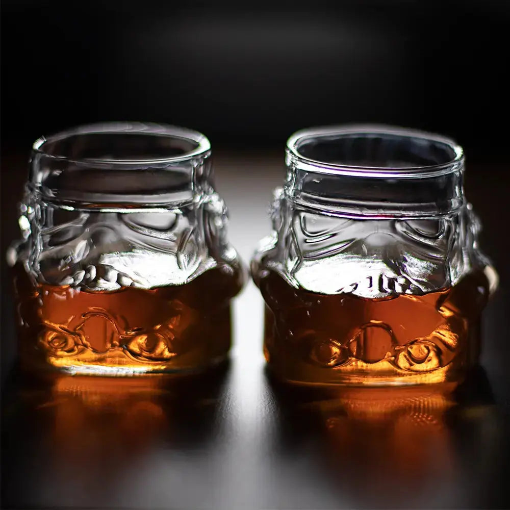 Ensemble de 2 verres à whisky stormtrooper remplis de whisky et sur fond noir. 