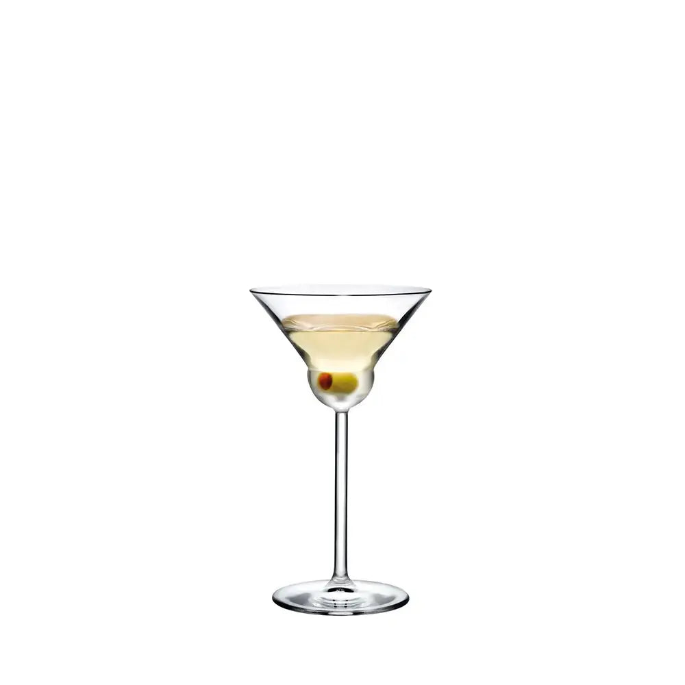 Ensemble de 2 verres pour Martini arrondis remplis sur fond blanc. 