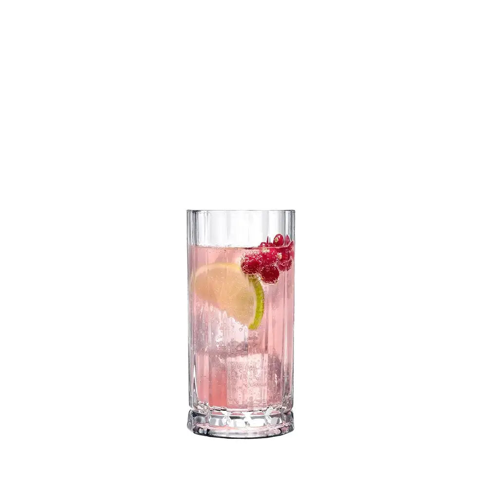 Verre highball en cristal facetté rempli d'un cocktail pétillant rose, garni de citron vert et de groseilles. Idéal pour les boissons longues et raffinées.