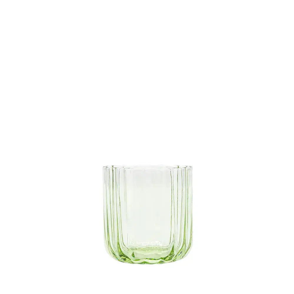 Verre à cocktail lowball en verre vert translucide, au design élégant avec des rainures verticales. Parfait pour déguster des cocktails raffinés ou des spiritueux purs. Présenté sur fond blanc pour mettre en valeur ses détails et sa transparence.