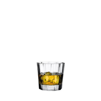 Ensemble de 4 verres de whisky Hemingway rempli de whisky sur fond blanc. 