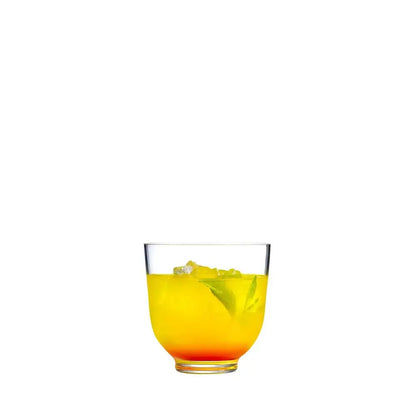 Verre à cocktail Hepburn en cristal sans plomb, rempli d’un cocktail jaune rafraîchissant avec glaçons et feuilles de basilic. Idéal pour la mixologie et les dégustations.