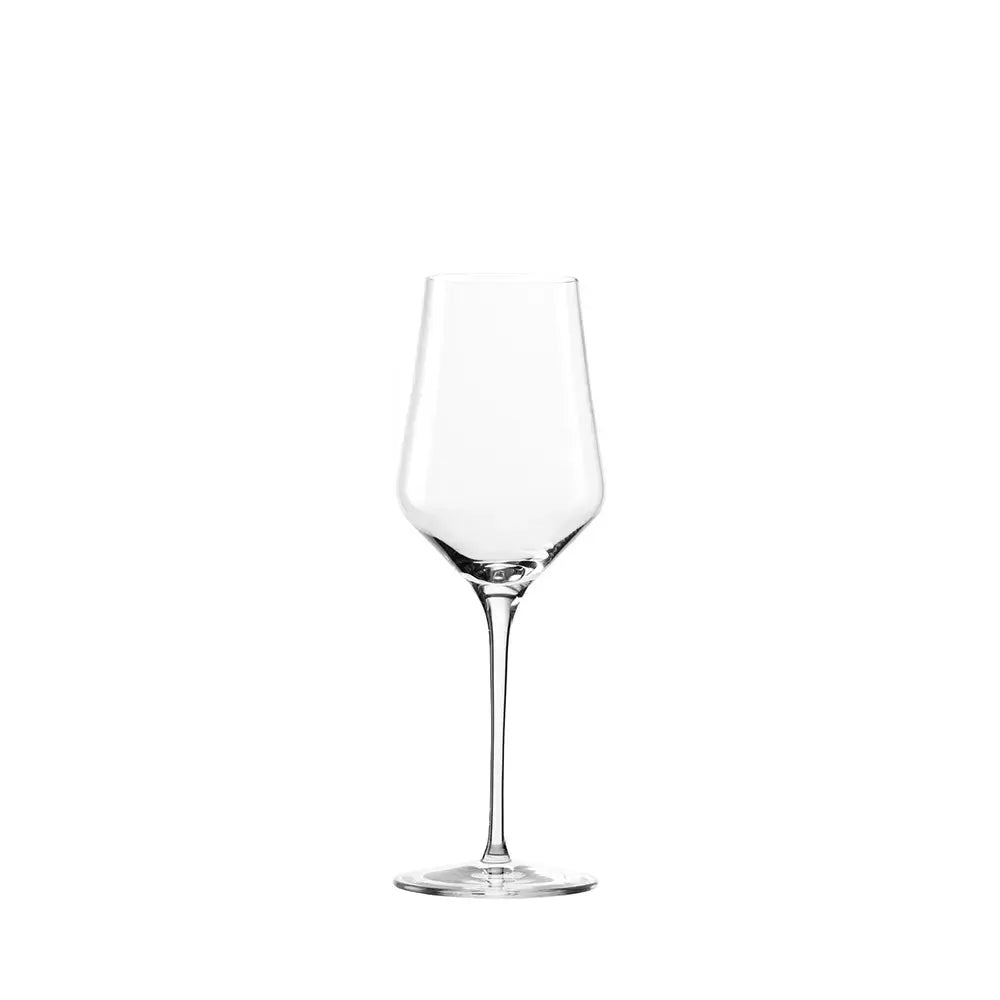 Verre à Riesling sur fond blanc.