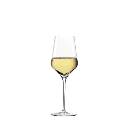 Verre à Riesling plein sur fond blanc.