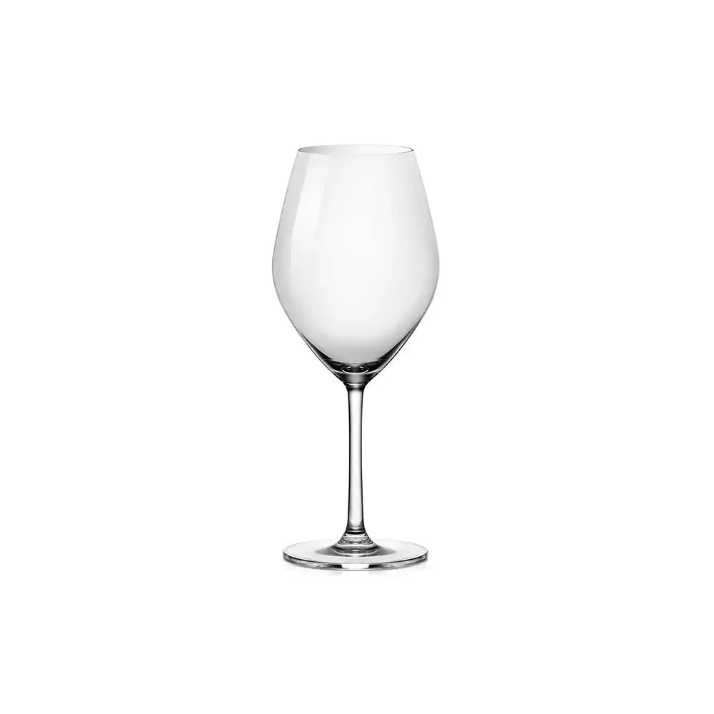 Verre pour vin rouge vide sur fond blanc. 