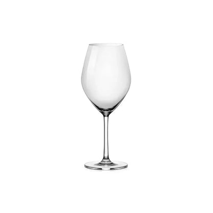 Verre pour vin rouge vide sur fond blanc. 