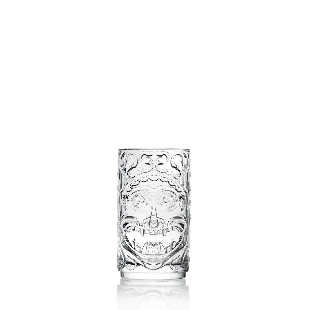 Verre Tiki transparent en verre sculpté, représentant un visage tribal, présenté sur fond blanc. Idéal pour les cocktails exotiques et originaux, ce verre apporte une touche authentique et festive à l’art de la mixologie.