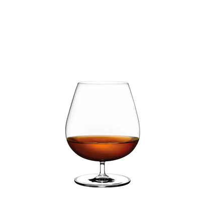 Verre à cognac ballon rempli, présenté sur fond blanc pour une vue produit nette.